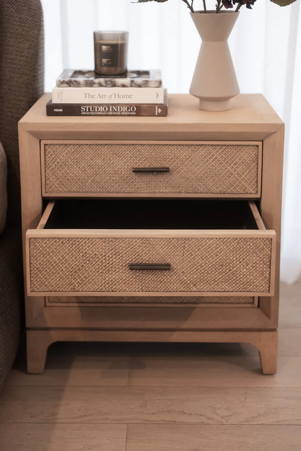 Elin Bedside - Image 3