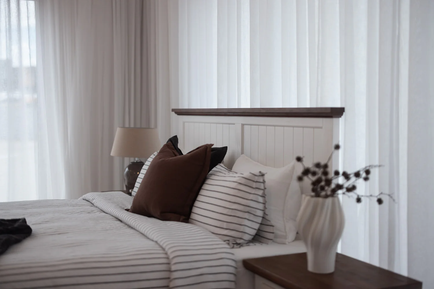 Surrey Bed with Drawers - Image 4