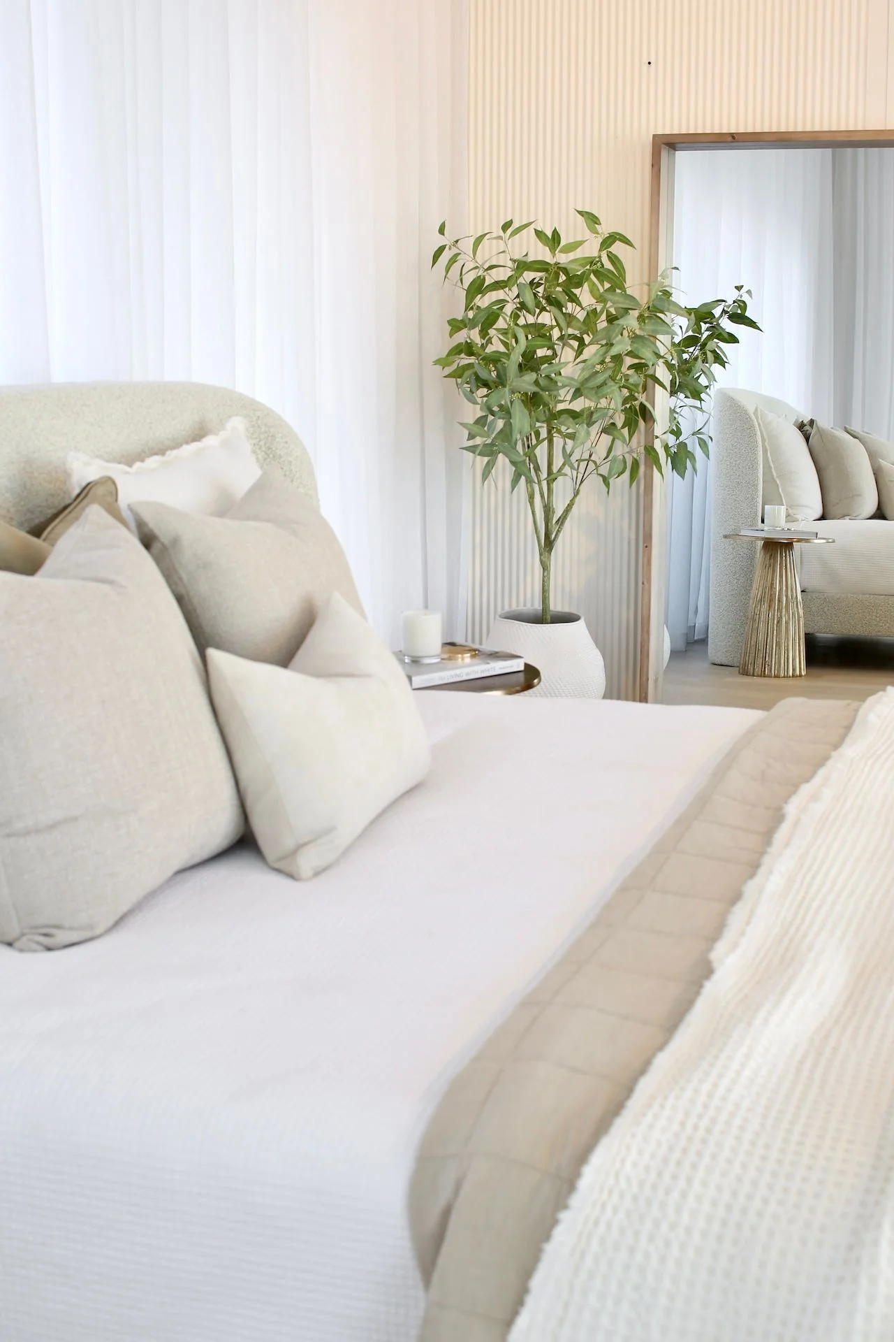 Verona Bed - Latte - Image 4